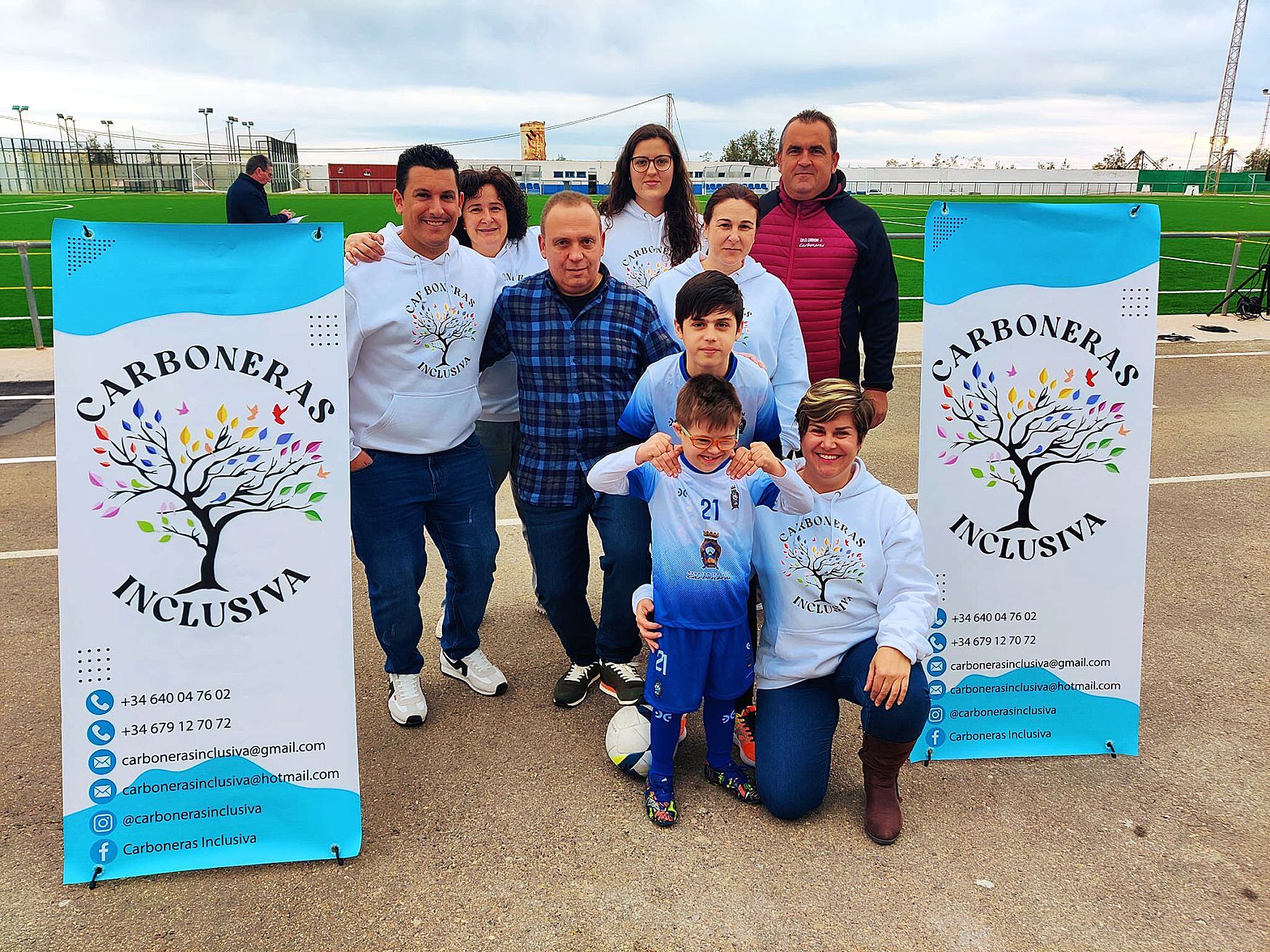 Foto de familia con representantes del Carboneras CF y Carboneras Inclusive en el Campo Blas Belmonte.