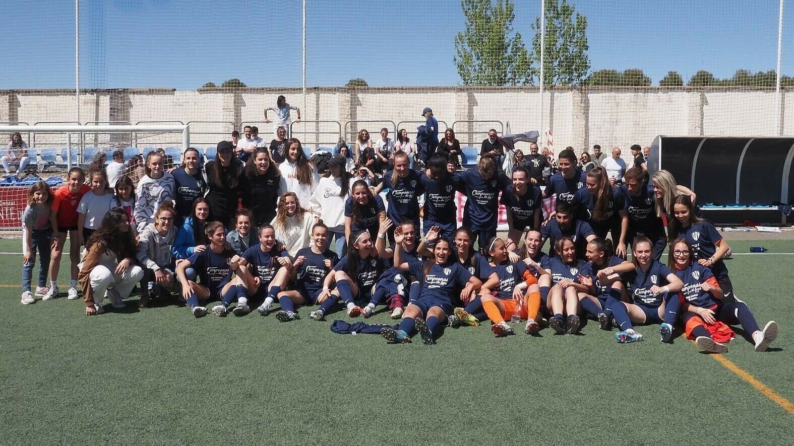 El filial de la SD Huesca celebrando el primer puesto el pasado fin de semana