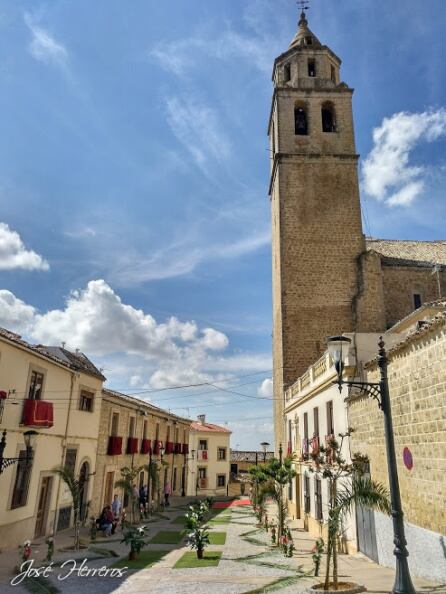 Plaza del Poeta José García Nieto a los pies de la torre de la iglesia parroquial de la Asunción el día del Corpus de Villacarrillo en 2018