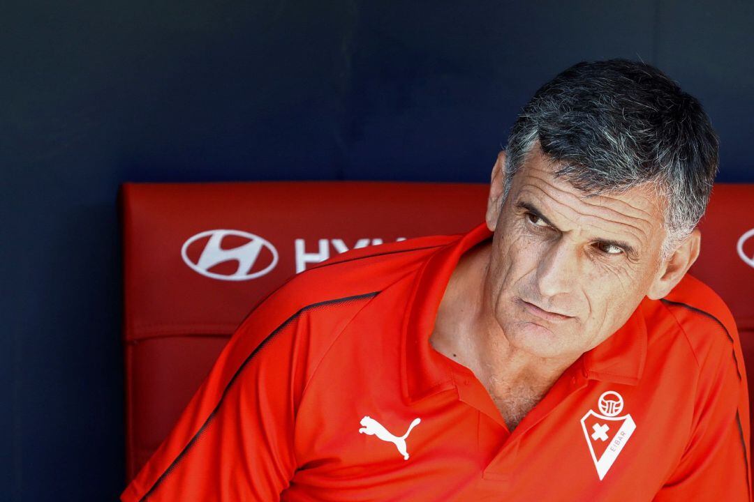 Mendilibar observa un lance de partido