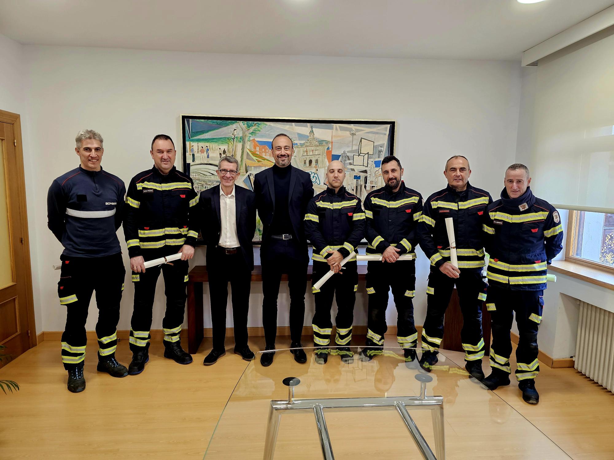 Integrantes de la guardia que salvó al  niño con el alcalde y el concejal de Seguridad