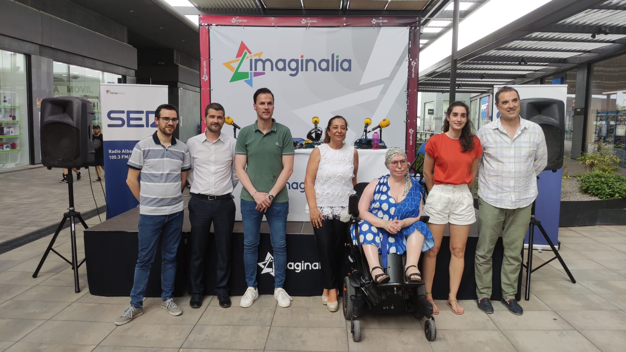 De izquierda a derecha, Juanma Sevilla, redactor de Radio Albacete, Miguel Muñoz, gerente del Centro Comercial Imaginalia, Víctor Varela, vicepresidente del Albacete Balompié, Justina Gómez, directora de Radio Albacete Cadena SER, Encarnación Rodríguez, presidenta del grupo AMIAB Albacete, Esther Jiménez, exentrenadora del AMIAB Albacete y Jacinto Navarro, vicepresidente del Albacete Basket