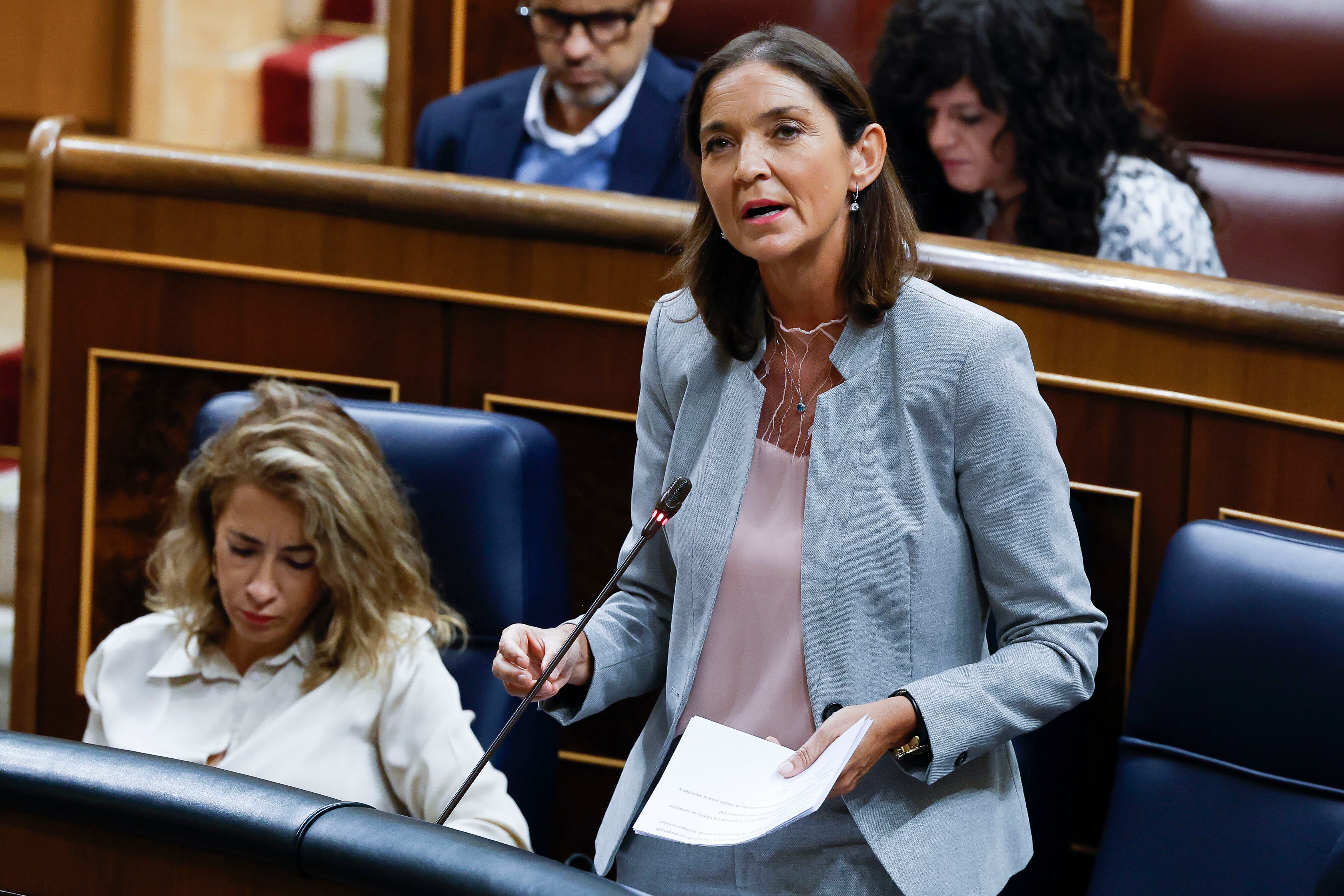 La ministra de Comercio, Industria y Turismo, Reyes Maroto (d) durante el pleno celebrado este miércoles en el Congreso de los Diputados