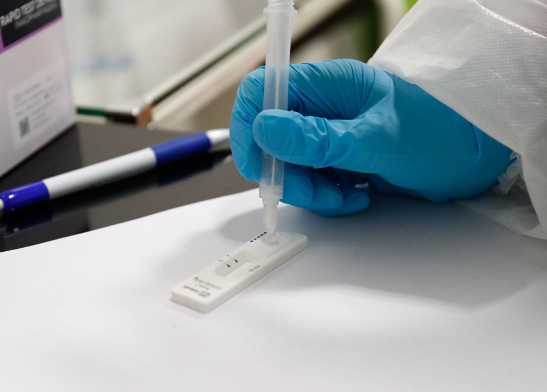 Una trabajadora sanitaria sostiene un test de antígenos preparado para trabajadores de hostelería en la sede de Makro, en Madrid (España), a 30 de marzo de 2021.