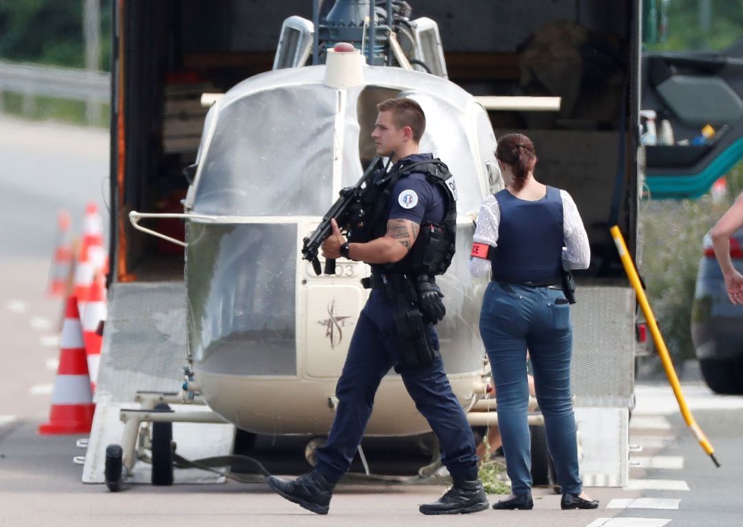 Fotografía de archivo que muestra a la policía hacer guardia armada mientras los investigadores inspeccionan el helicóptero Alouette II, con el que el fugitivo Redoine Faïd escapó de la prisión de Reau, en Gonesse, Francia