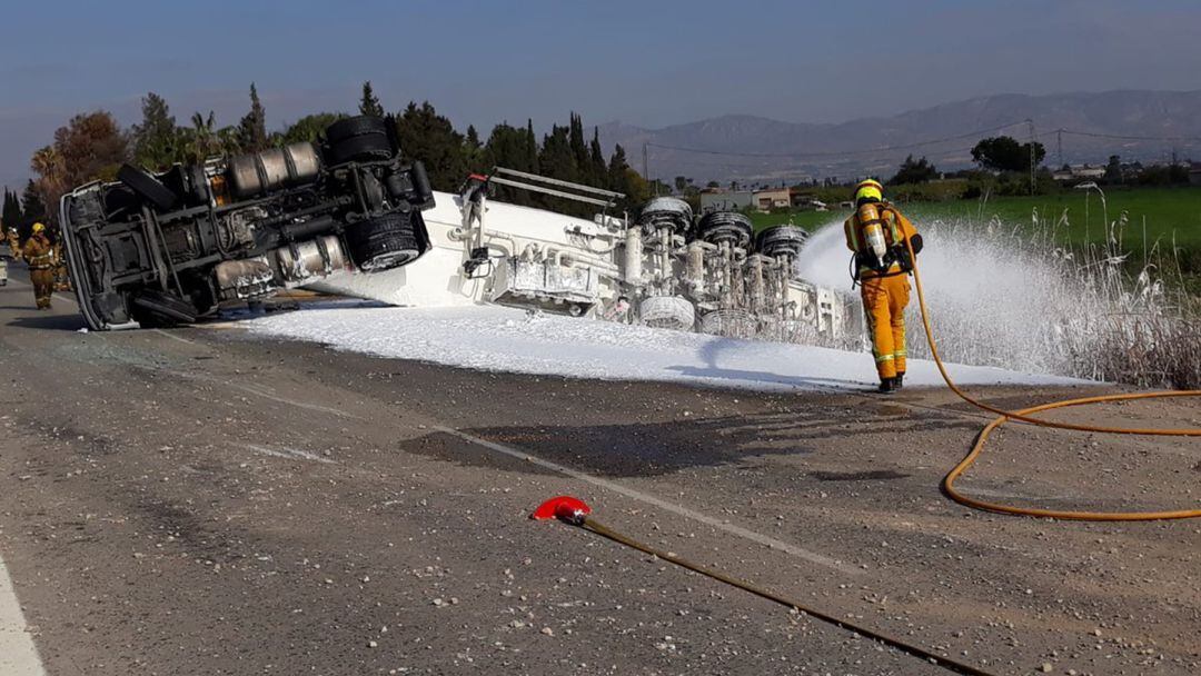 Imagen del camión cisterna volcado y los Bomberos del Consorcio trabajando en la zona