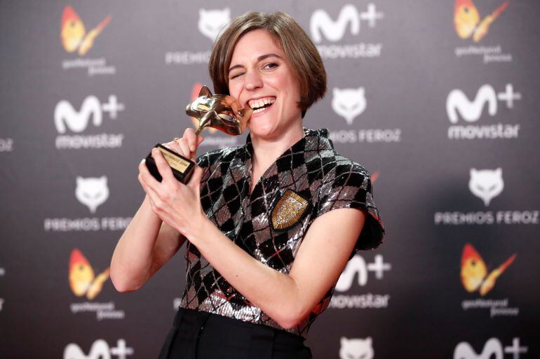 La directora Carla Simón posa tras recoger el premio a &#039;Mejor guión&#039; por la película &#039;Verano 1993&#039; en la entrega de los premios Feroz