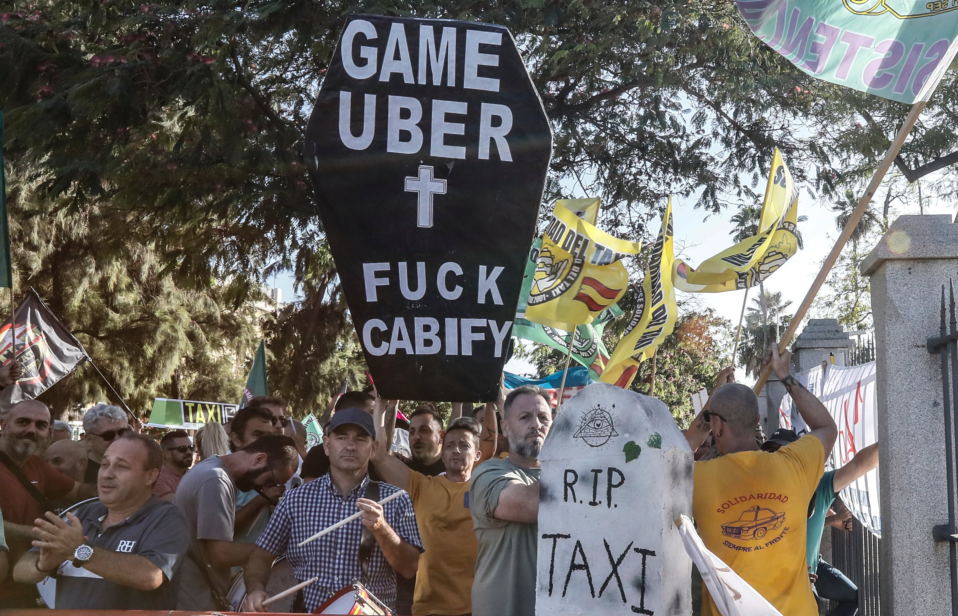 Concentración de taxistas ante el Parlamento andaluz el 28 de septiembre en contra del decreto que regula los VTC.