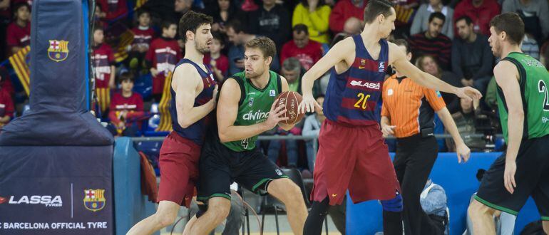 El jugador de &quot;la Penya&quot;, Garrett Stutz, intentándo abrirse camino ante la la oposición del Barça.