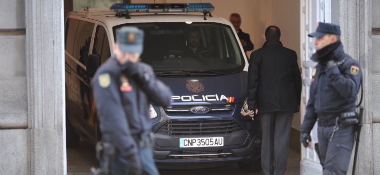 Un coche policial sale de la Audiencia Nacional.