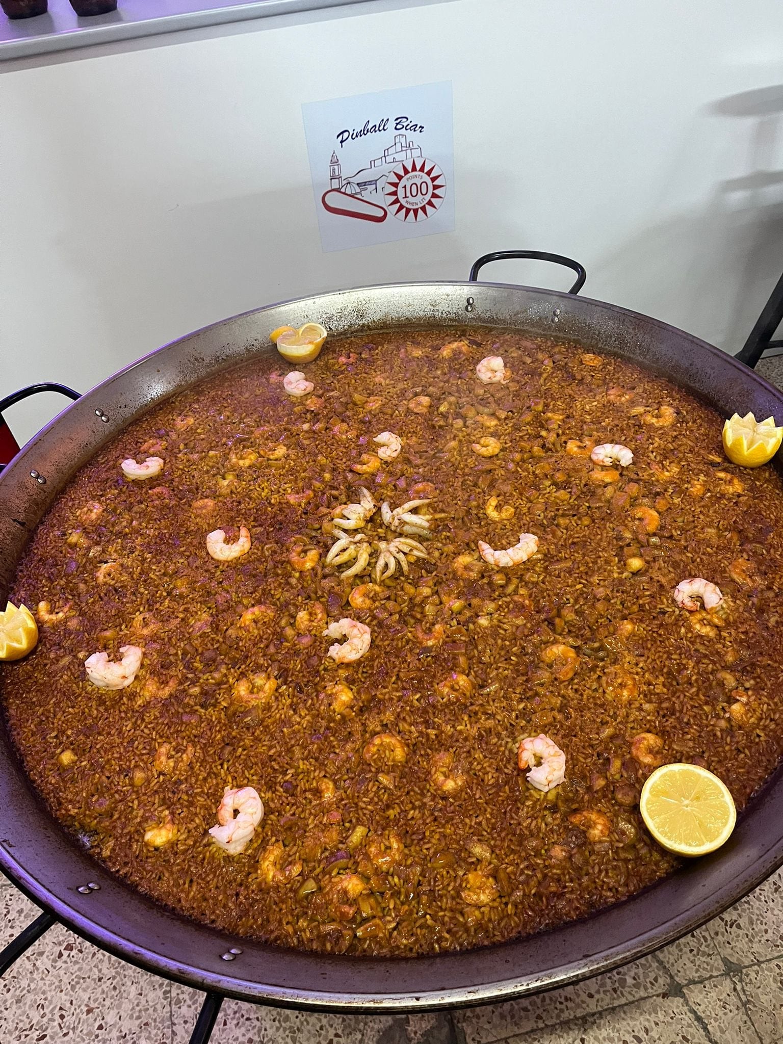 La paella, antes de ser repartida