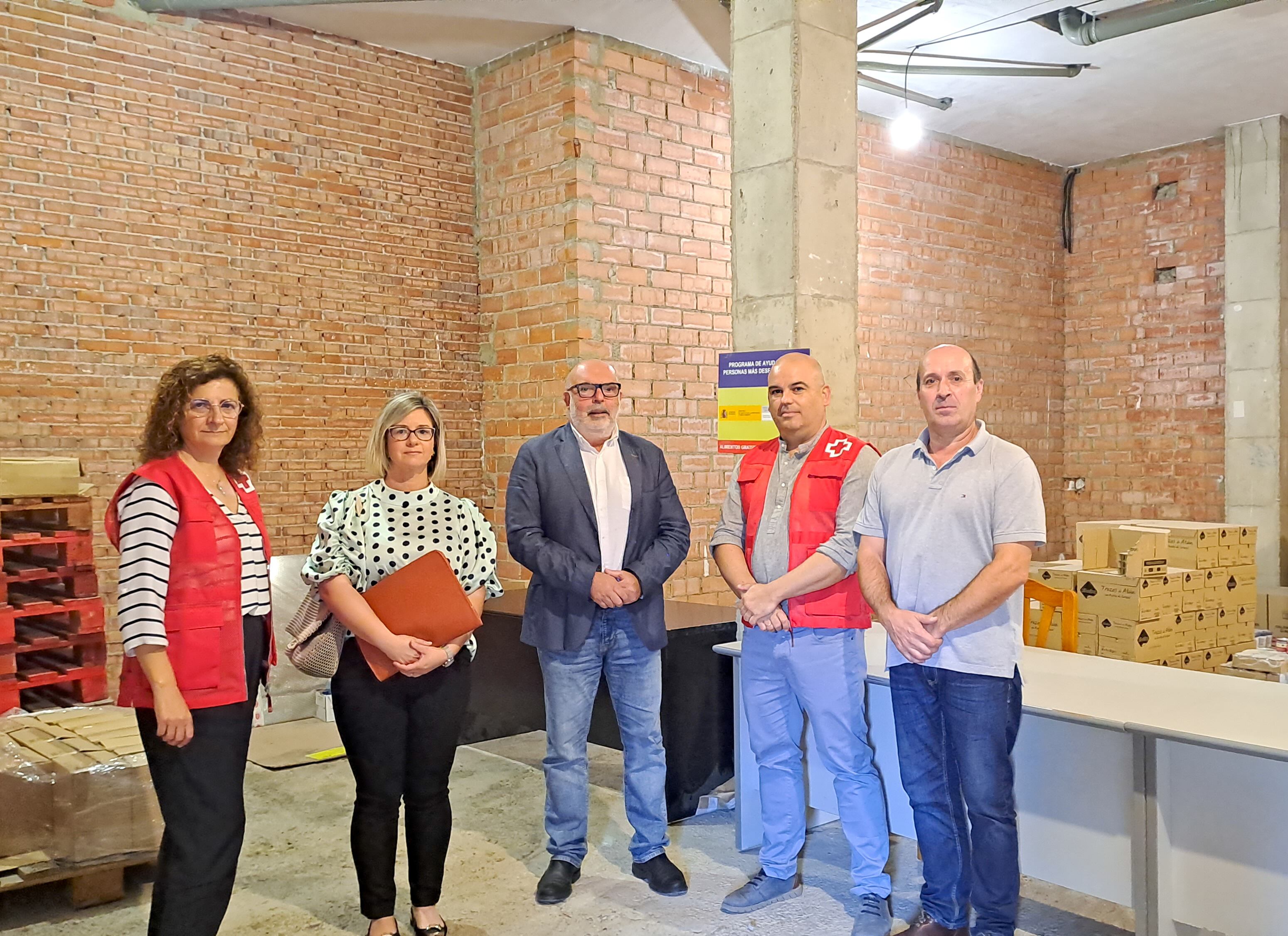 El subdelegado del Gobierno en Soria, Miguel Latorre (en el centro), en la recepción de los alimentos.