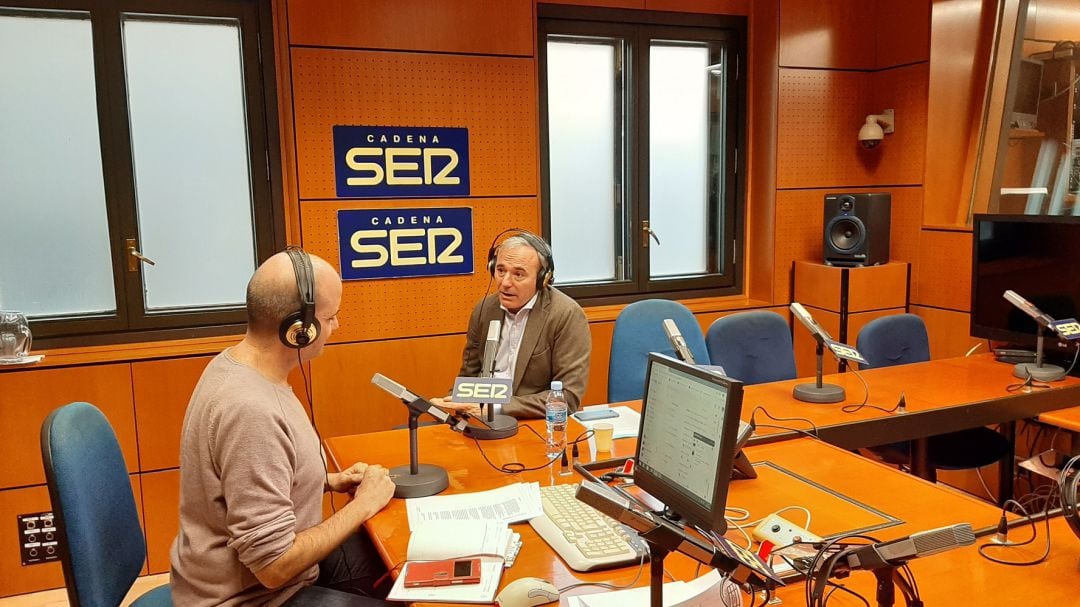 El alcalde de Zaragoza, Jorge Azcón, durante la entrevista en Hoy por Hoy Zaragoza 