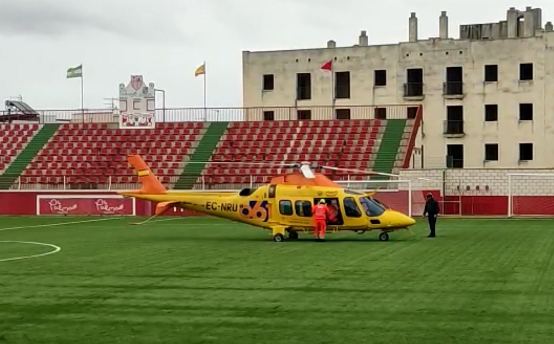 El helicóptero que trasladó al menor desde el campo de fútbol de La Palma del Condado al hospital Virgen del Rocío de Sevilla