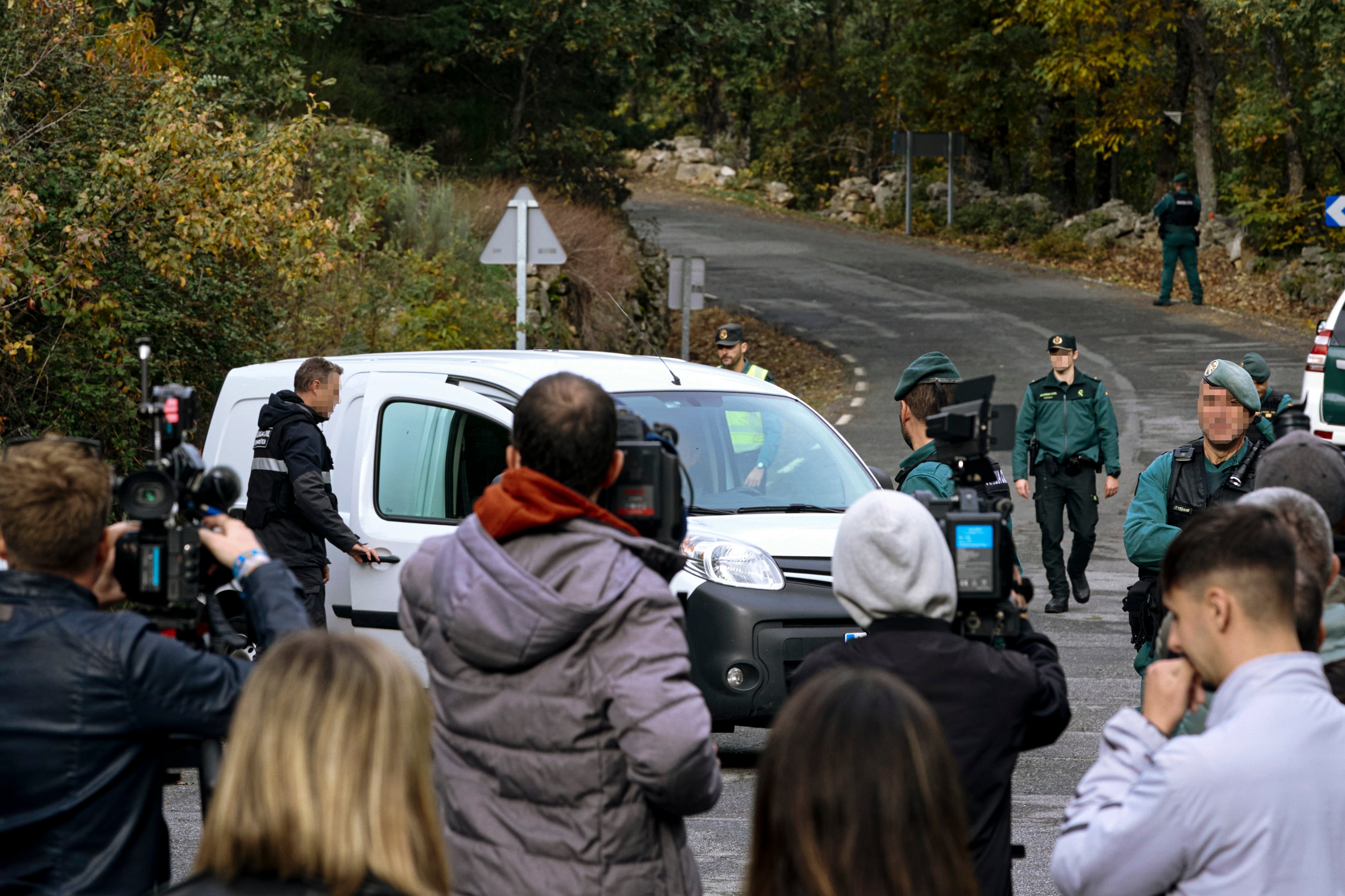 Numerosos medios de comunicación graban la salida de un equipo de la científica de la finca de Navalacruz en la que fueron enterrados los restos