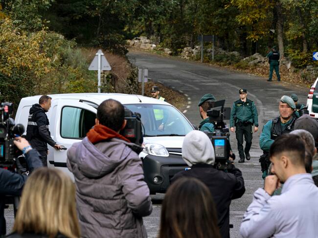 Numerosos medios de comunicación graban la salida de un equipo de la científica de la finca de Navalacruz en la que fueron enterrados los restos