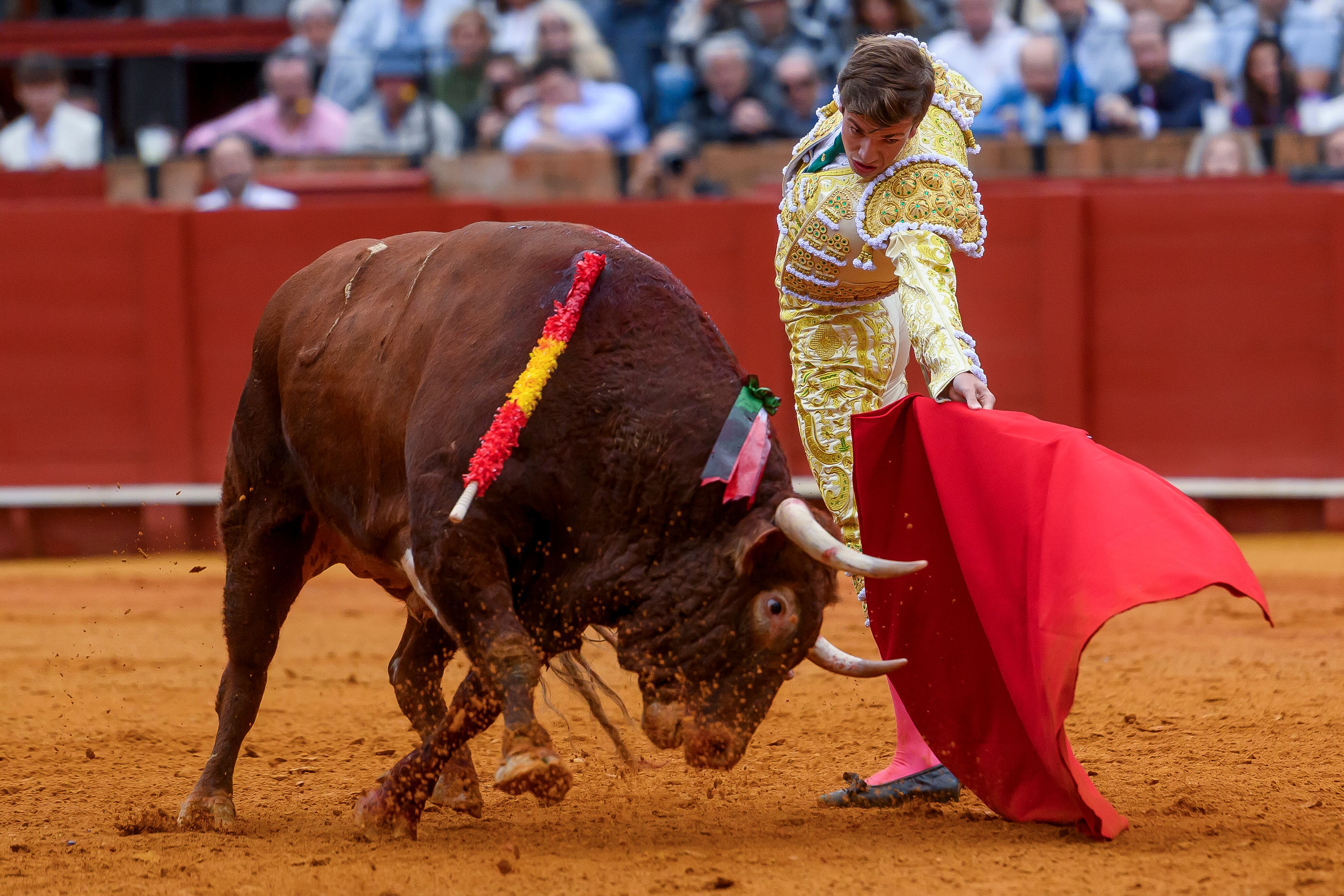 SEVILLA, 28/09/2025.- El diestro Javier Zuloeta con su primer toro en la corrida de la Feria de San Miguel que se celebra este domingo en la Plaza de Toros de La Maestranza de Sevilla. EFE/ Raúl Caro
