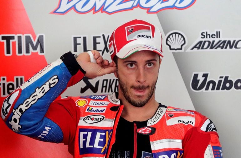 Dovizioso mira las pantallas de los tiempos en Sepang