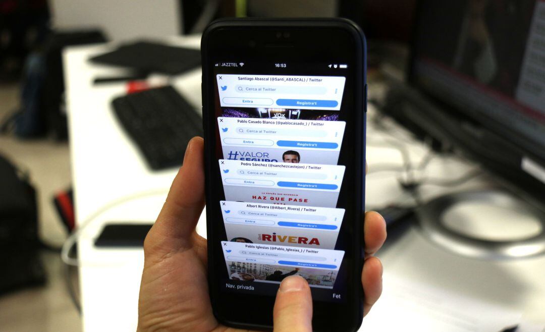 Un teléfono móvil con los perfiles de Twitter de los candidatos de los partidos mayoritarios que concurren a las elecciones del 28 de abril.