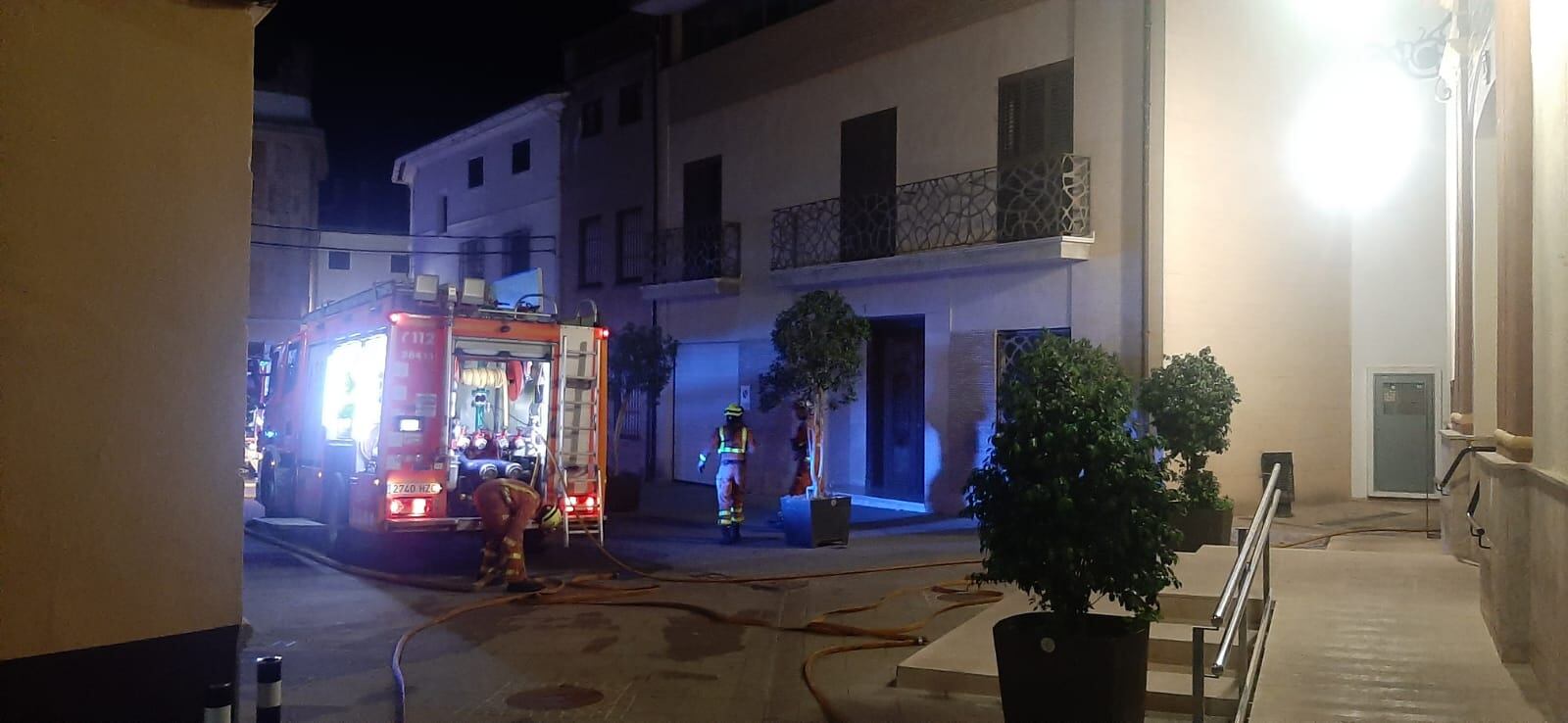 Los bomberos durante las labores de extinción de un incendio en Villalonga.