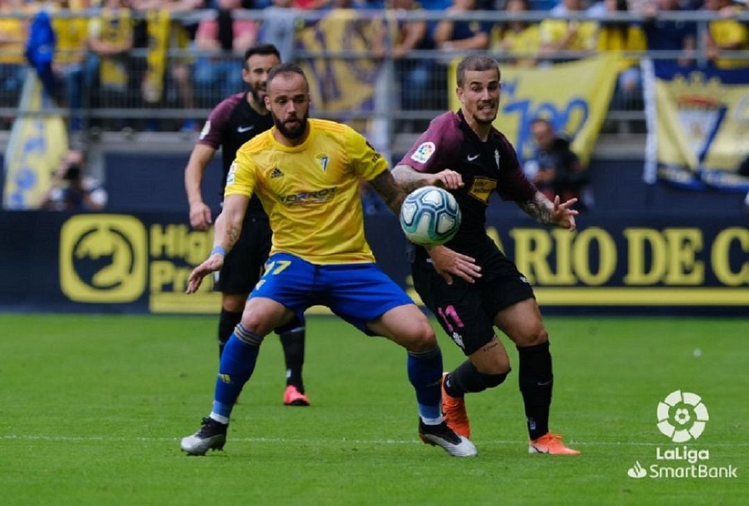 Isma Cerro intenta disputar un balón