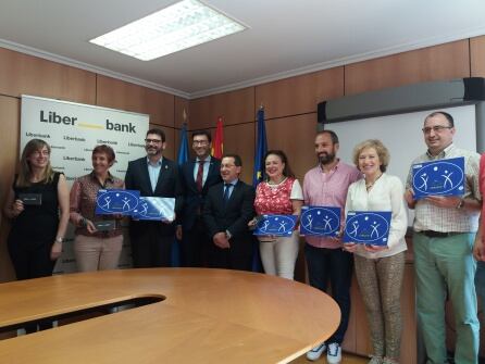 El Consejero de Educación, Genaro Alonso, posa con los directores de los centros pertenecientes a la red CEPAFYS