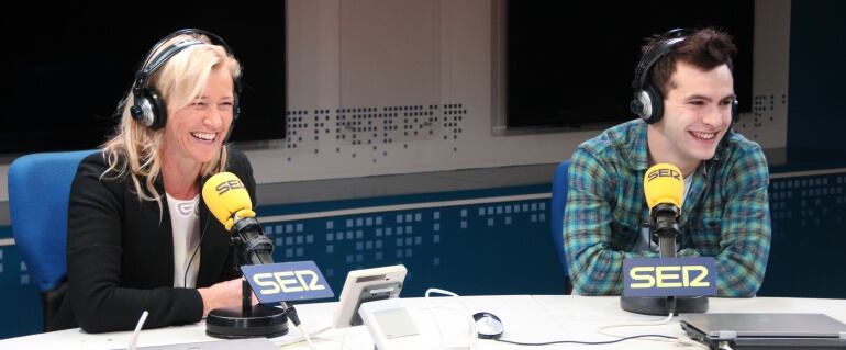 Ana Duato y Ricardo Gómez, en los estudios de la Gran Vía de la Cadena SER.