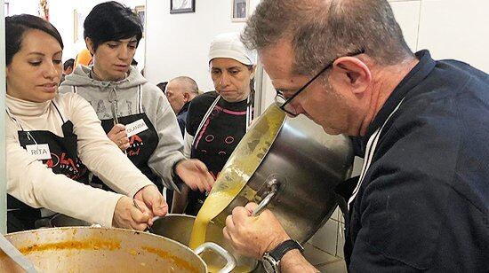 Imágenes de la comida solidaria organizada por Autoescuela Lara con motivo de su 50 aniversario