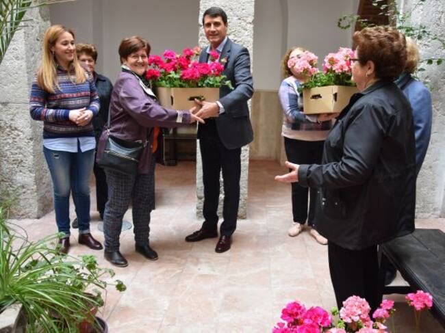 Entrega de macetas para las cruces de mayo bastetanas