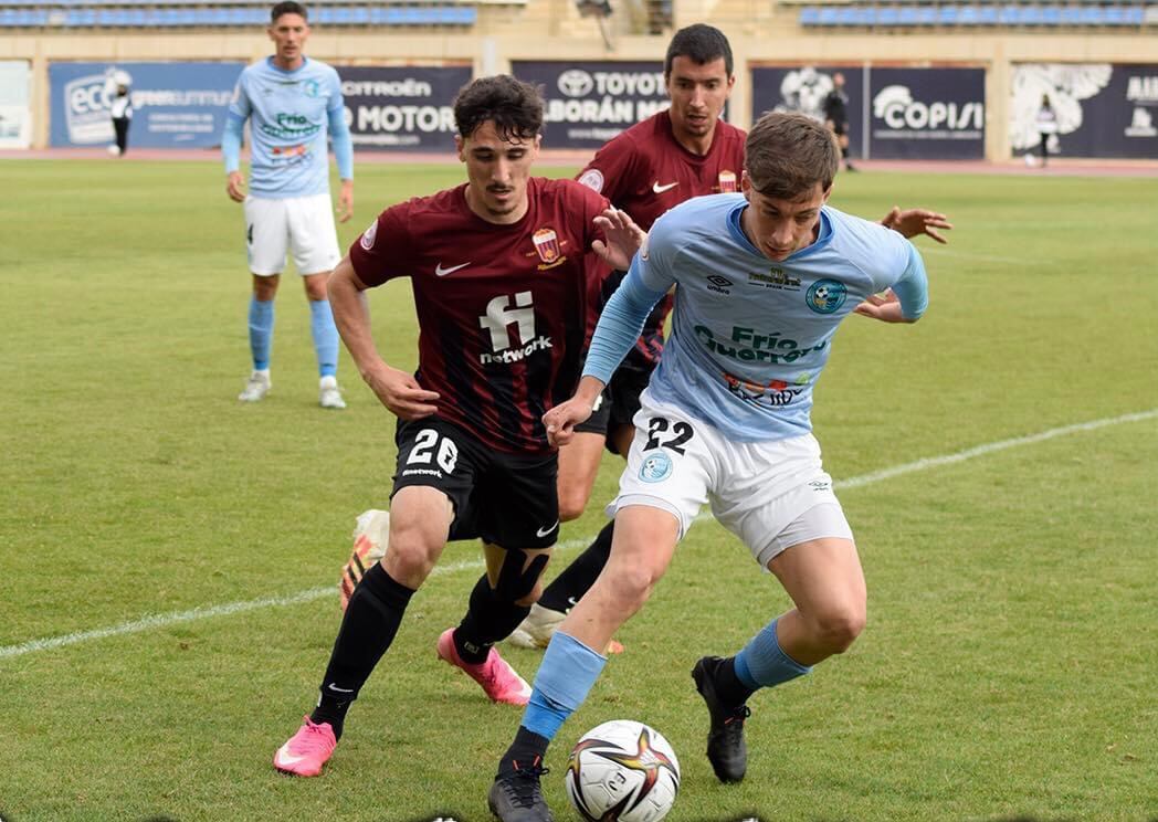 Kevin Sánchez intenta arrebatar el balón al ejidense Dani Plomer