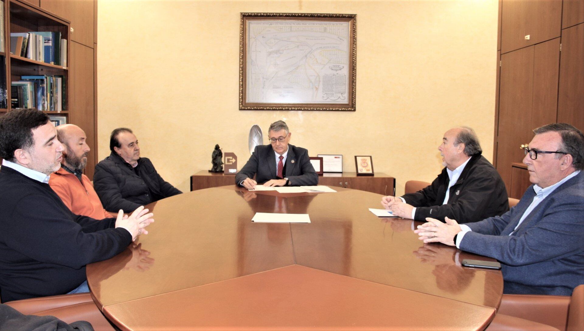 El presidente de la CHS, Mario Urrea, reunido con el presidente de la Comunidad de Regantes de la Zona II de las Vegas Media y Alta del río Segura, Juan Jesús Cano Rengel, acompañados por el Sindicato de Riegos de la Comunidad