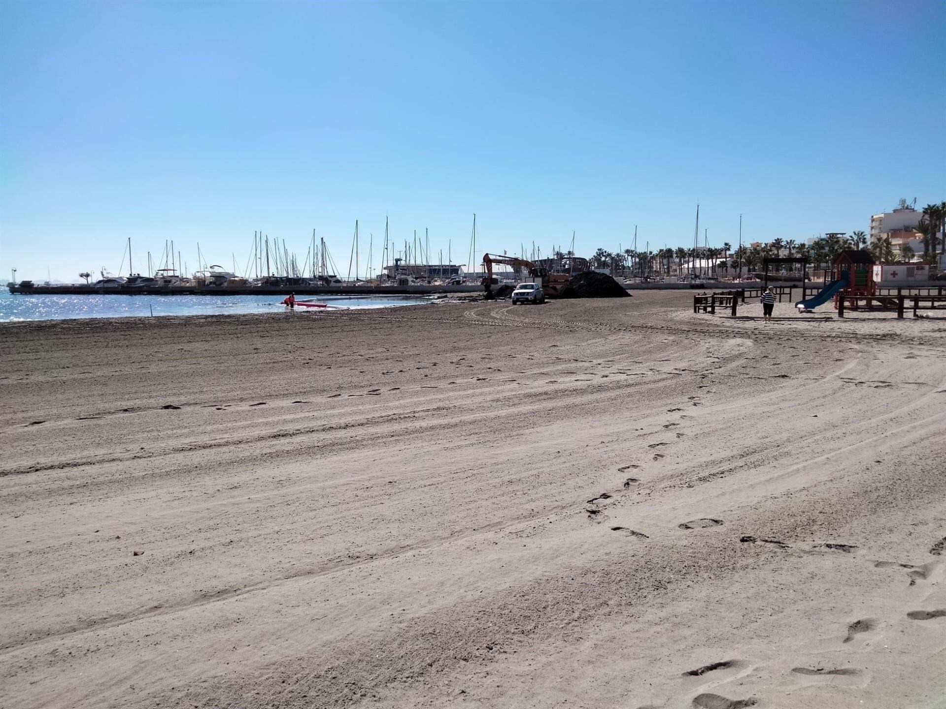 El Ayuntamiento de San Pedro del Pinatar regenera zonas de arena en las playas del Mar Menor