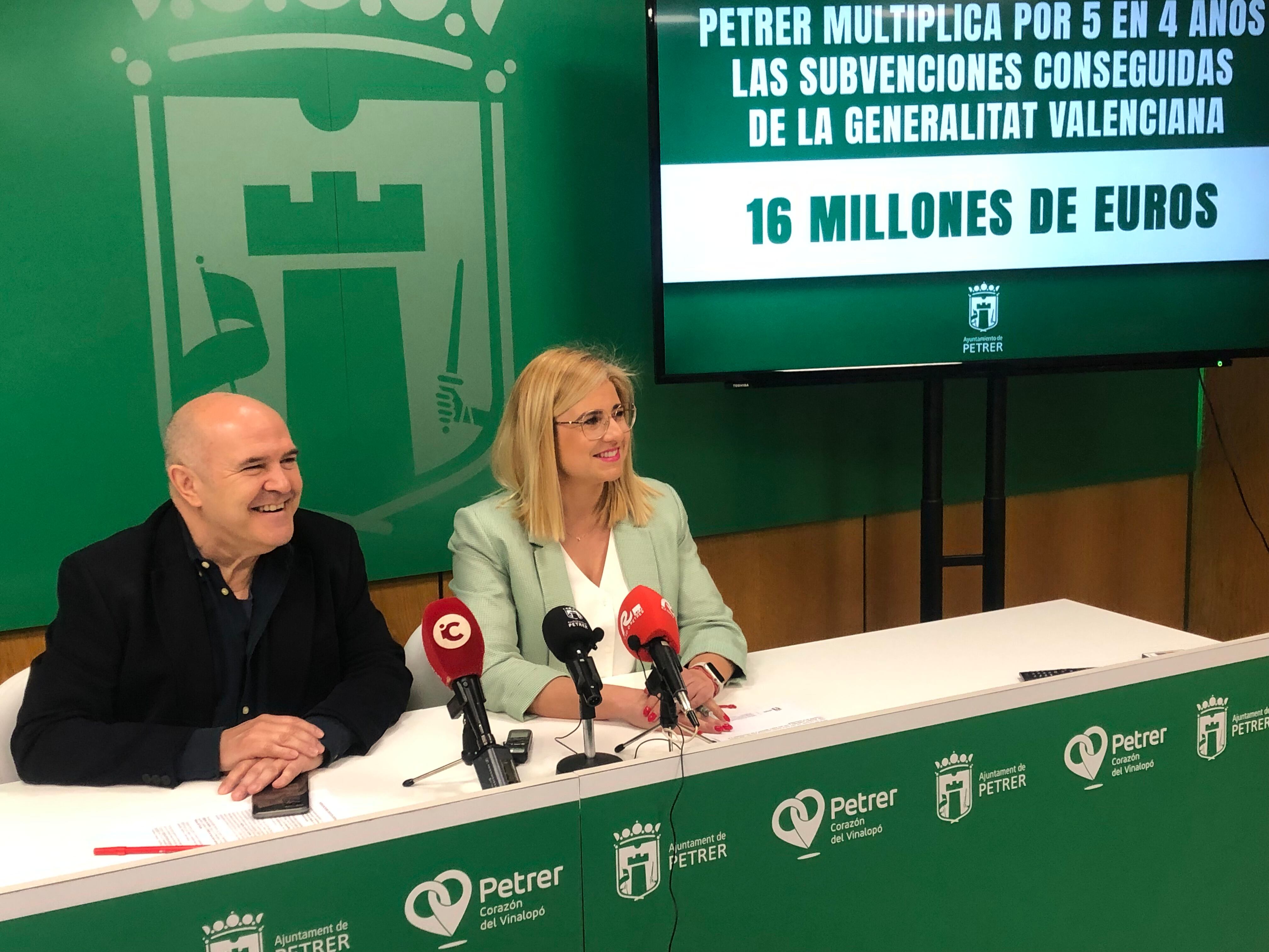 Ramón Poveda e Irene Navarro, concejal Hacienda y alcaldesa Petrer