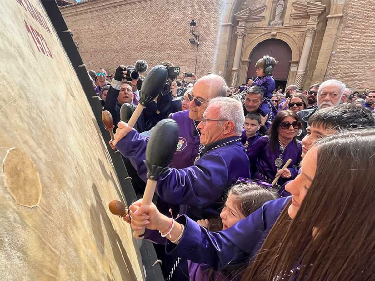 «¡Vamos abuelo!» : Joaquín Lahoz conquista la Rompida de Calanda con sus nietos como guardianes y Resines como invitado de honor
