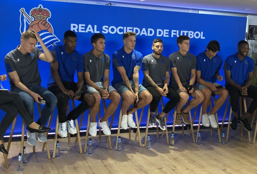 Odegaard, Isak, Guevara, Remiro, Portu, Aihen, Le Normand y Sagnan en uno de los palcos de Anoeta