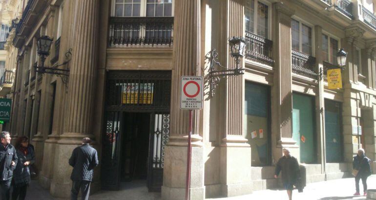 Edificio de la antigua Caja de Ahorros de Valencia sin las rejas