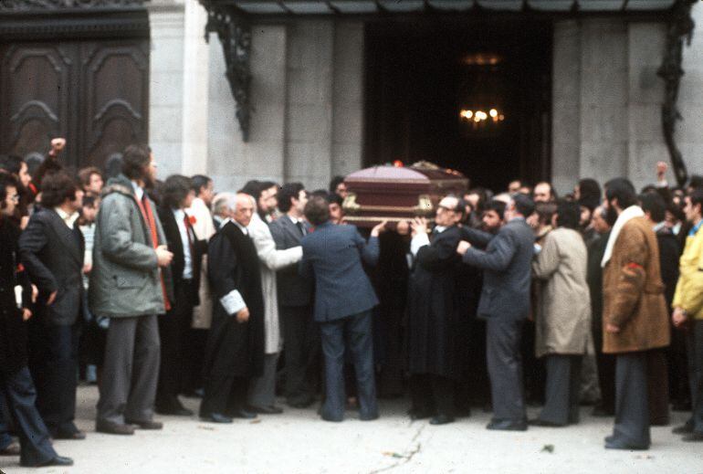 La capilla ardiente con los féretros de los abogados asesinados en el despacho laboralista de la calle Atocha se instaló en la sede del colegio de Abogados, en el Palacio de Justicia.