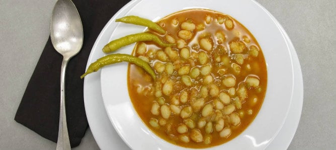 Fotografía de un plato de pochas guisadas.