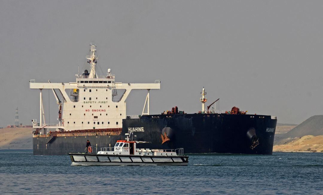 Los barcos siguen esperando para poder cruzar el canal de Suez.