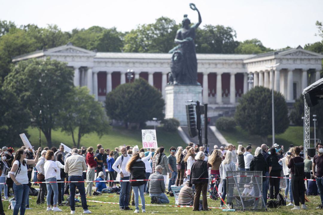 Gente se manifiesta en Munich contra las restricciones por el coronavirus.
