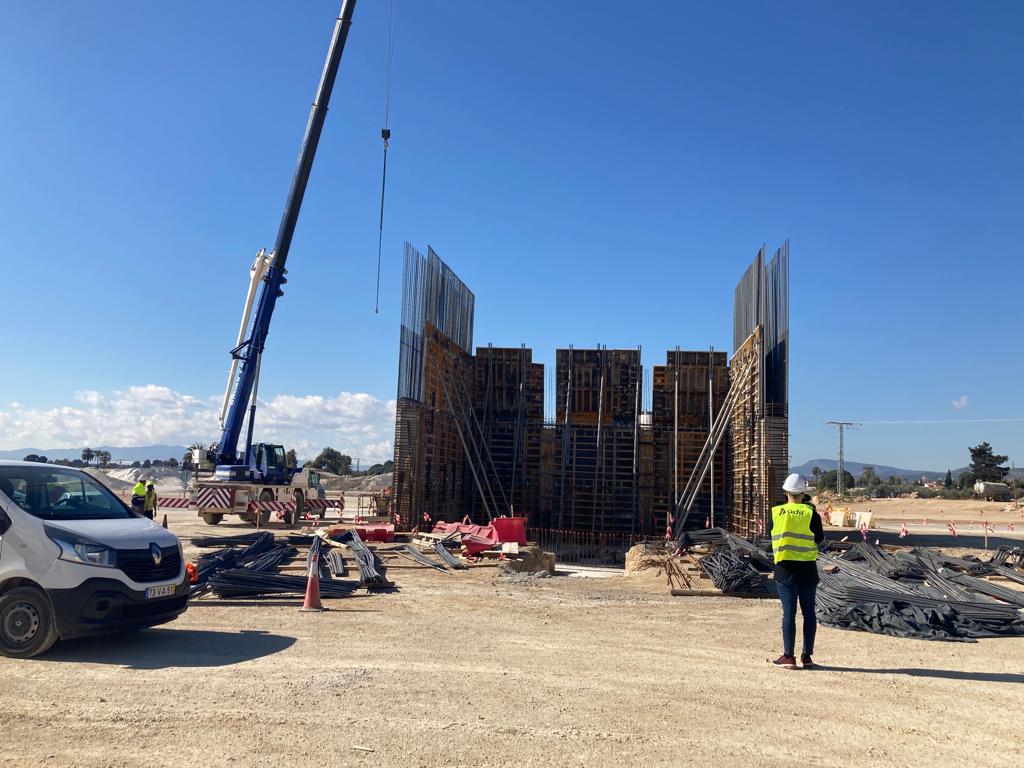 Obras de construcción del viaducto de la línea AVE Murcia-Almería en Alhama de Murcia