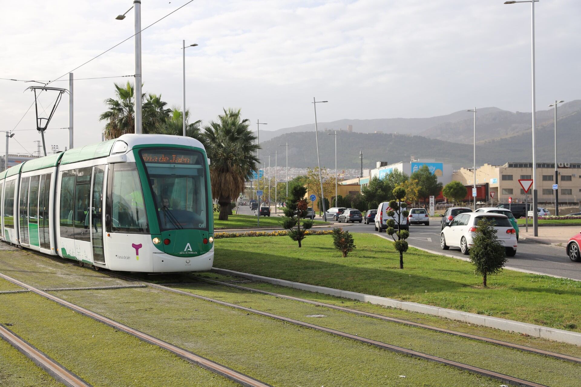El tranvía de Jaén, durante pruebas iniciales.