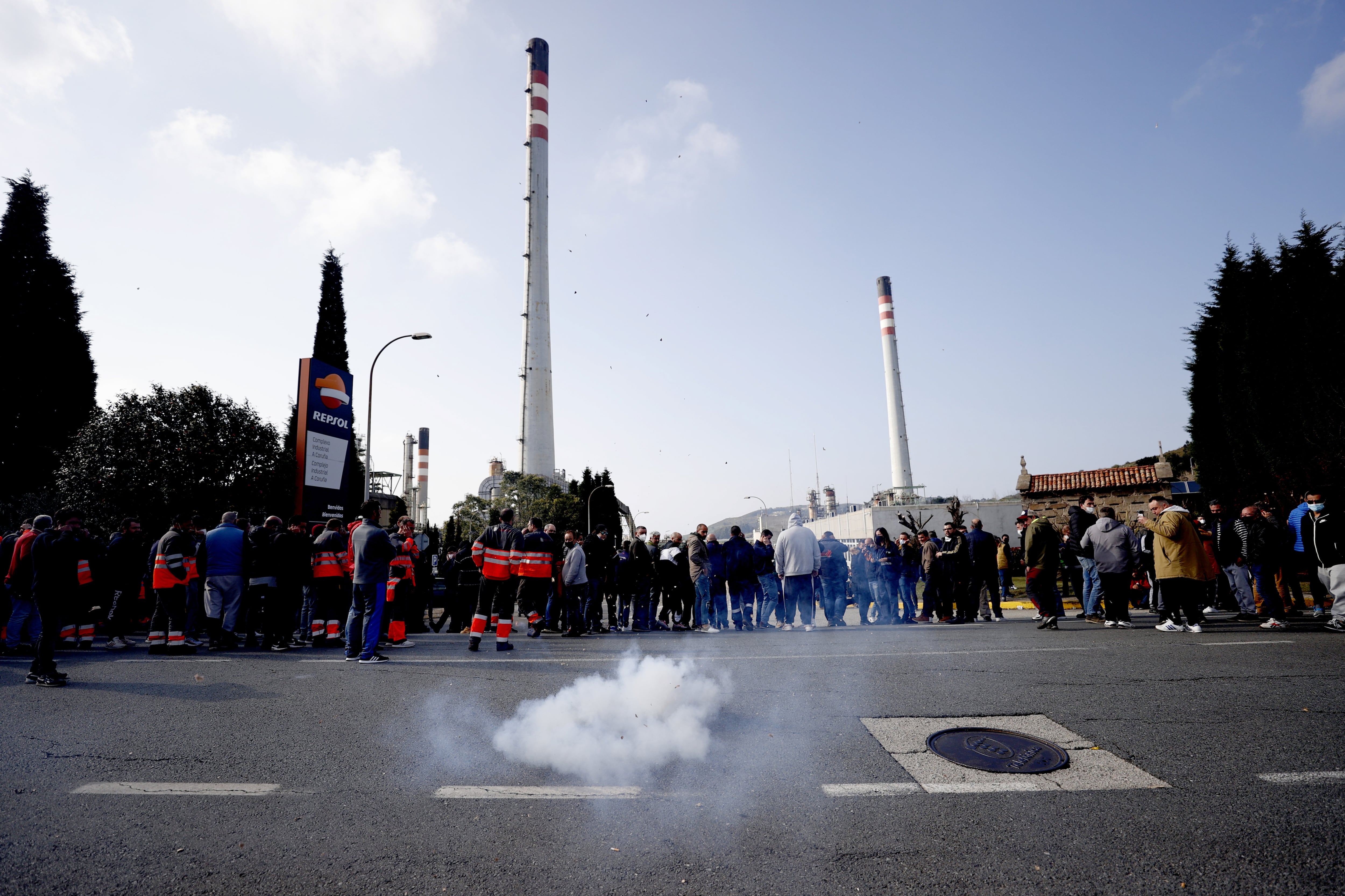 A CORUÑA, 30/03/2022.- Trabajadores de la refinería Repsol en A Coruña y de sus auxiliares se han concentrado hoy miércoles para cortar el tráfico impidiendo la salida y entrada de camiones en el acceso principal, como protesta ante el fallecimiento en accidente laboral de uno de sus compañeros. EFE/Cabalar.
