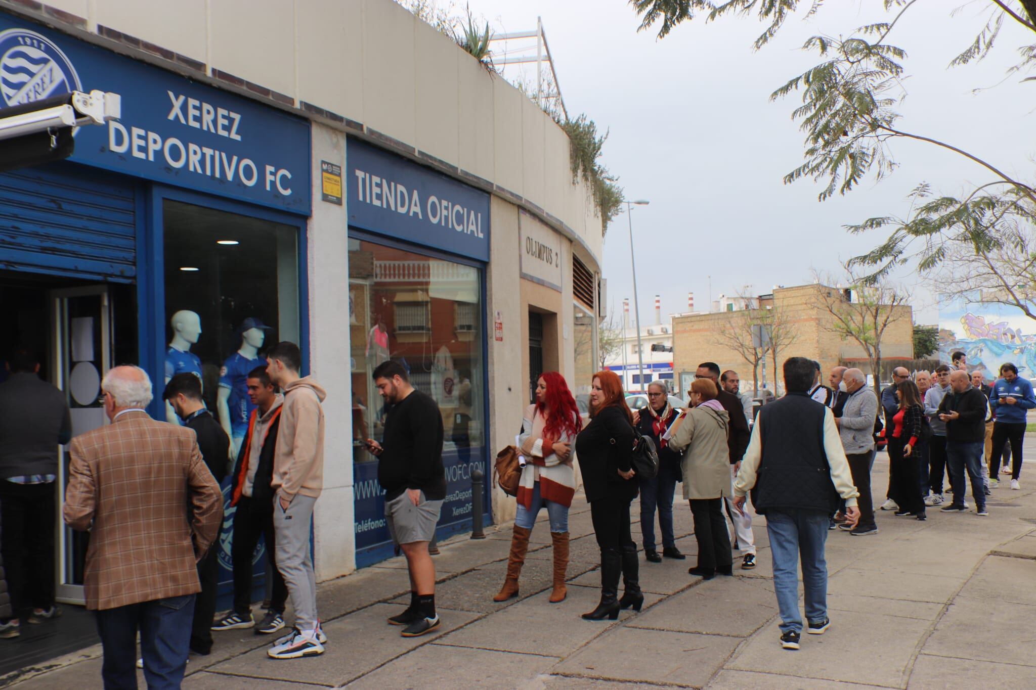 Aficionados del Xerez DFC esperando entrar en la sede