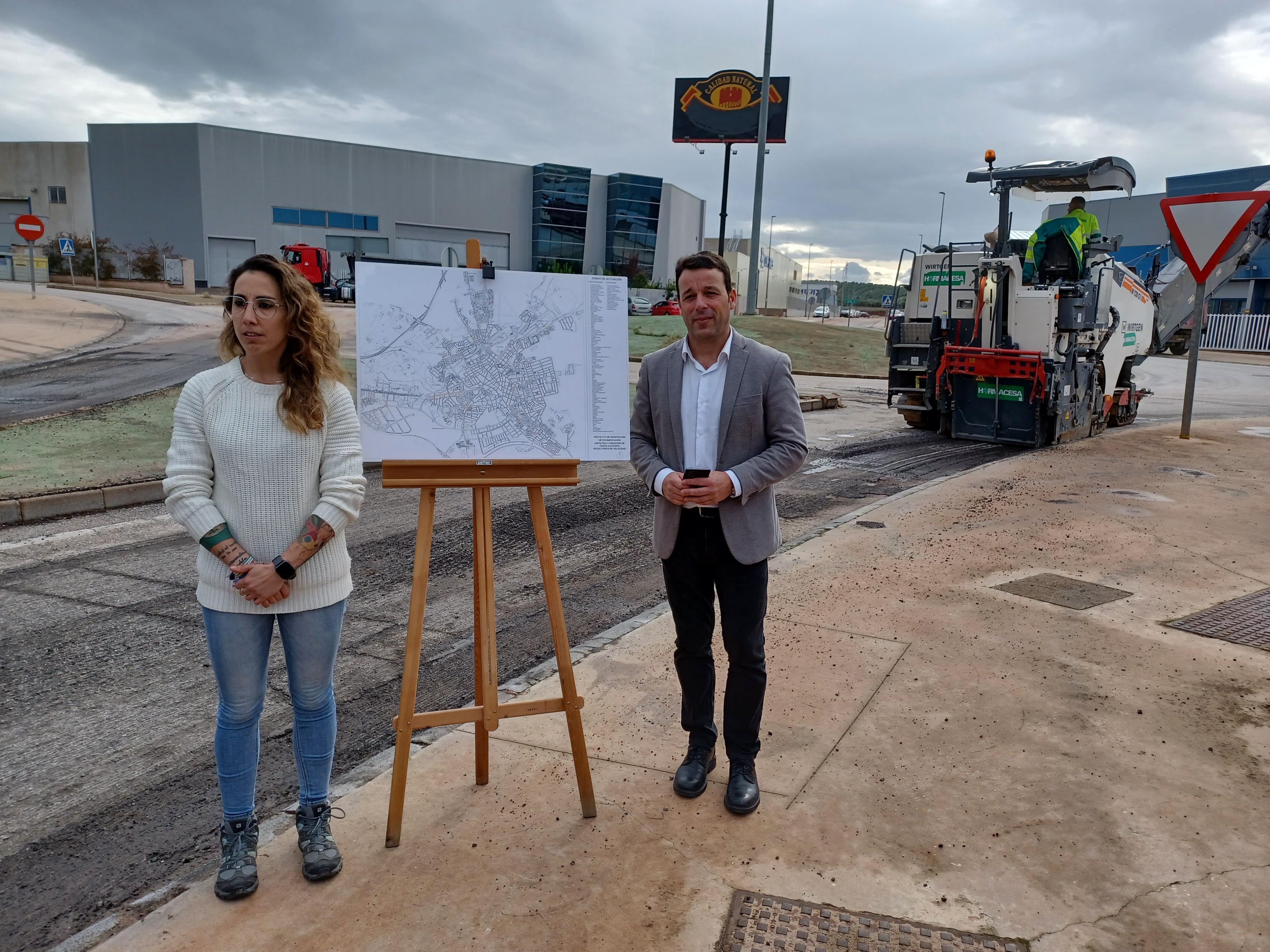 Laura Cerezuela y Javier Perales visitan las obras de asfaltado que se realizan en la ciudad.