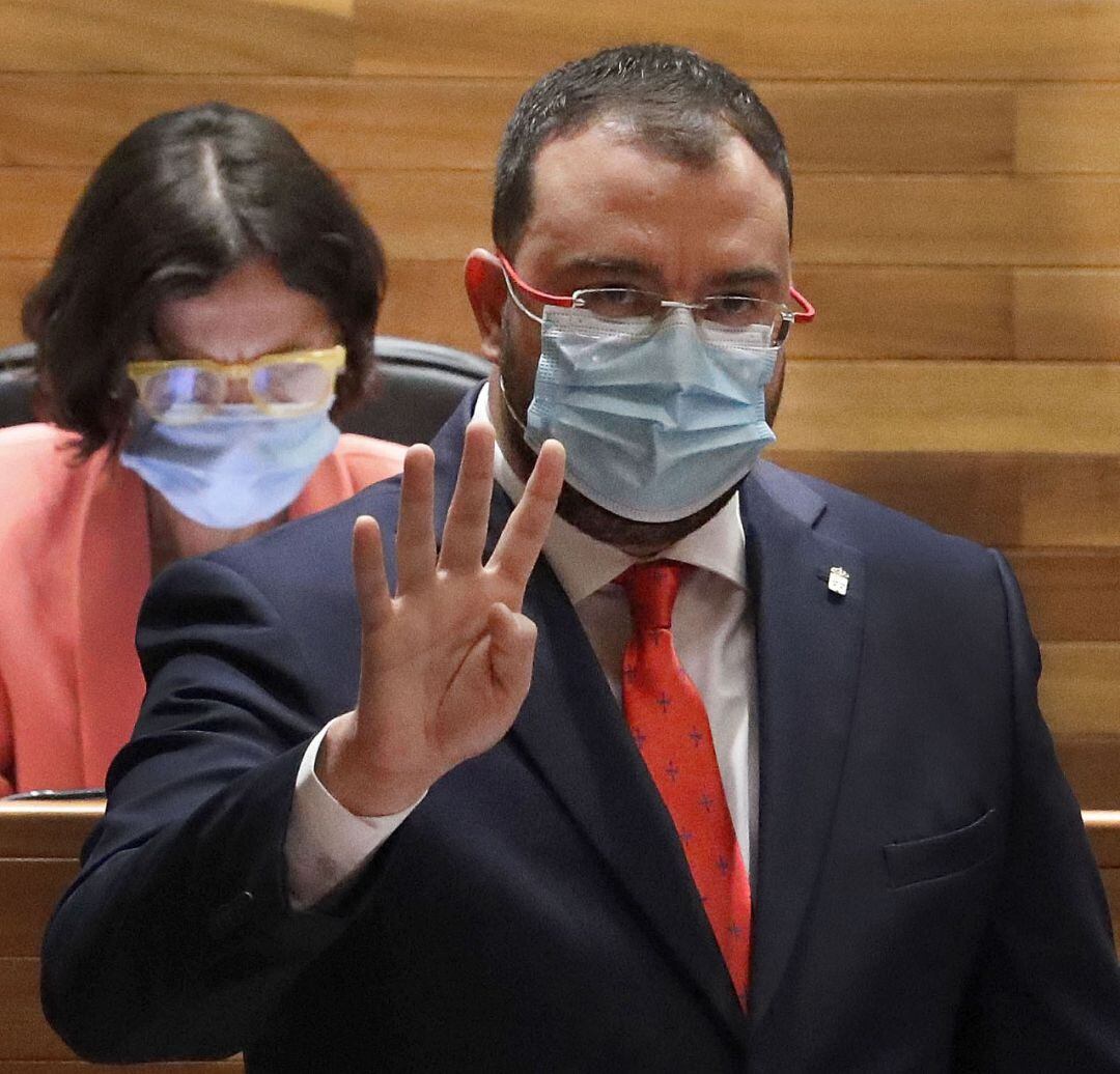 El presidente del Principado, Adrián Barbón, durante el pleno.