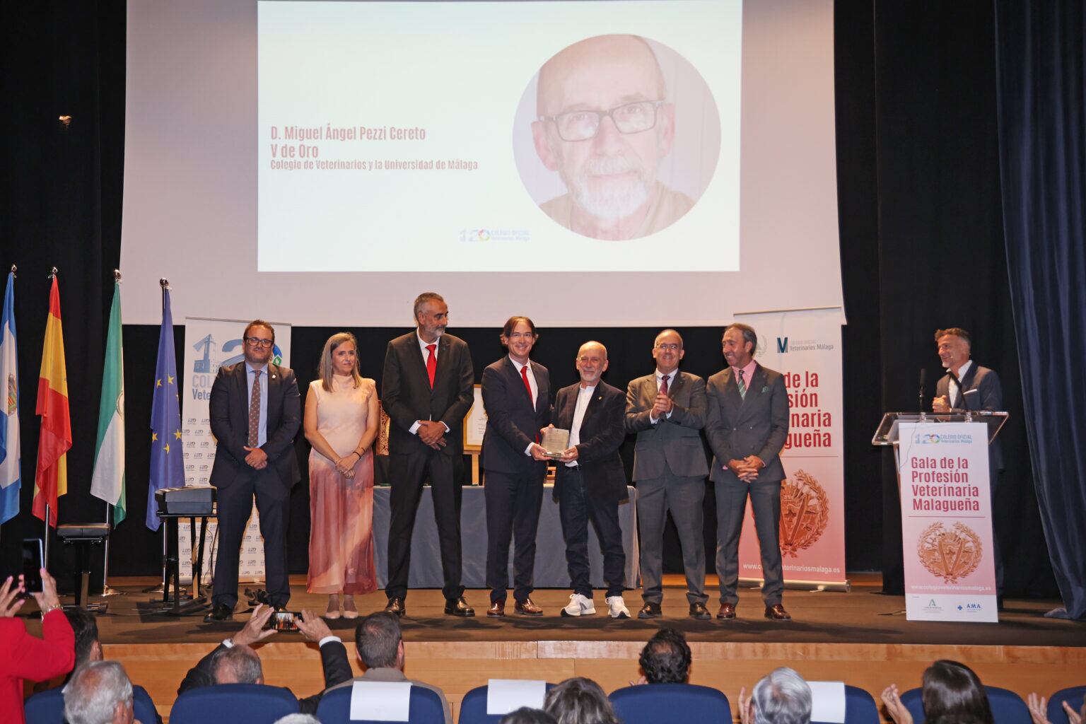 Entrega de la distinción.