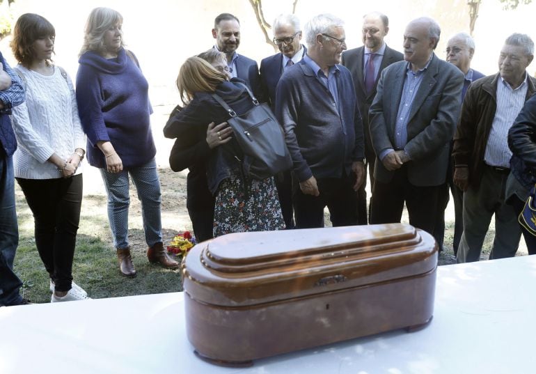 El acalde de Valencia, Joan Ribó (3-d, primer plano), y el ex juez Baltasar Garzón (3-d, segunda fila), entre otros, durante la entrega a los hijos y nietos de Teófilo Alcorisa, represaliado de la guerra civil, sus restos óseos tras seis años de trabajos 