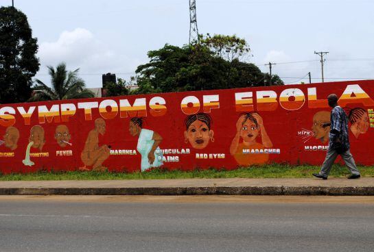 El mural sobre los síntomas del ébola en Monrovia.