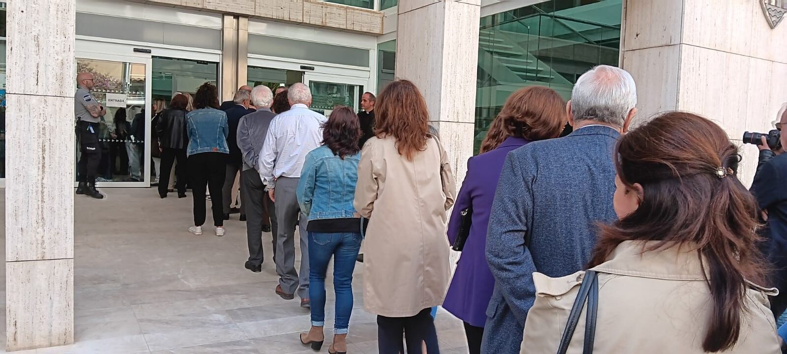 Colas para dar el último adiós a Pere Palau